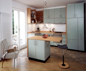 Ge&ouml;ltes Buchenholz an moderner Insel-K&uuml;che